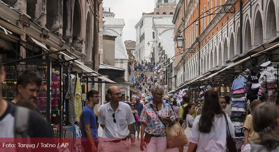 venecija turisti.webp